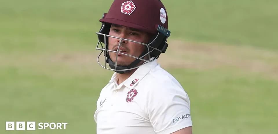 Joueur de cricket avec casque pendant un match