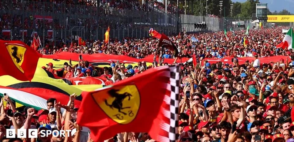 Foule de fans brandissant des drapeaux Ferrari lors d'un événement