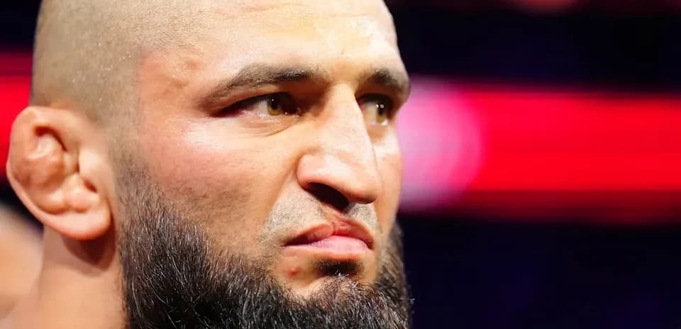 Lutteur avec barbe se préparant avant le combat