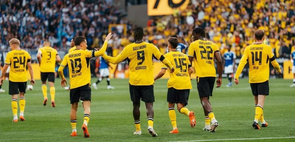 Joueurs de Dortmund célébrant un but ensemble