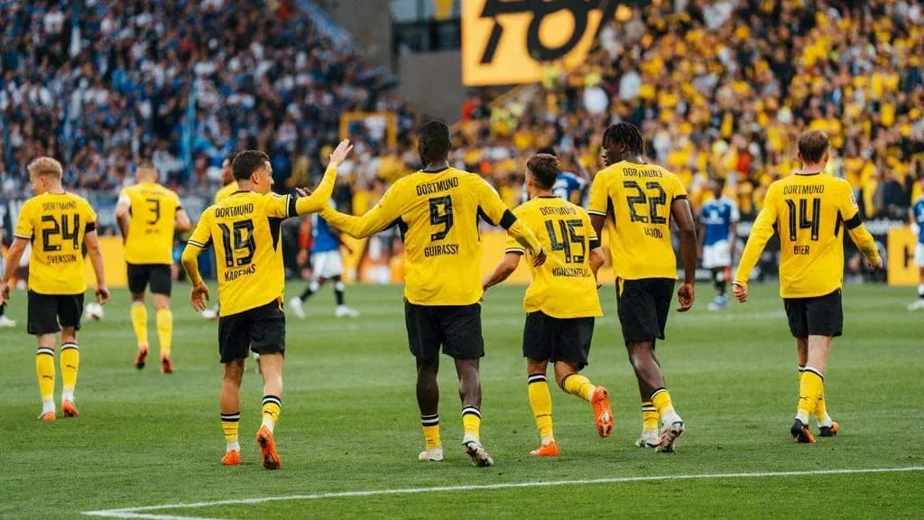 Joueurs de Dortmund célébrant un but ensemble
