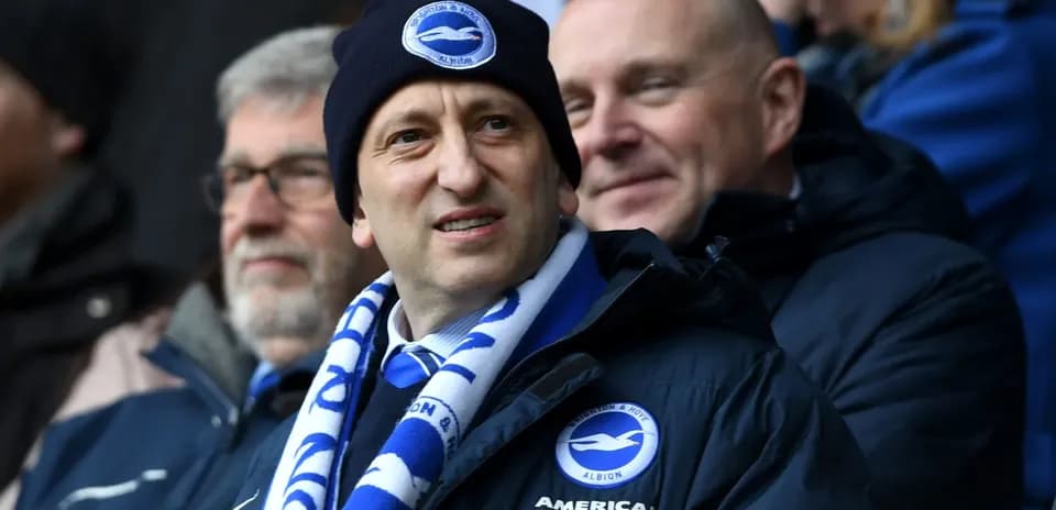 Homme portant un bonnet et une écharpe à un match
