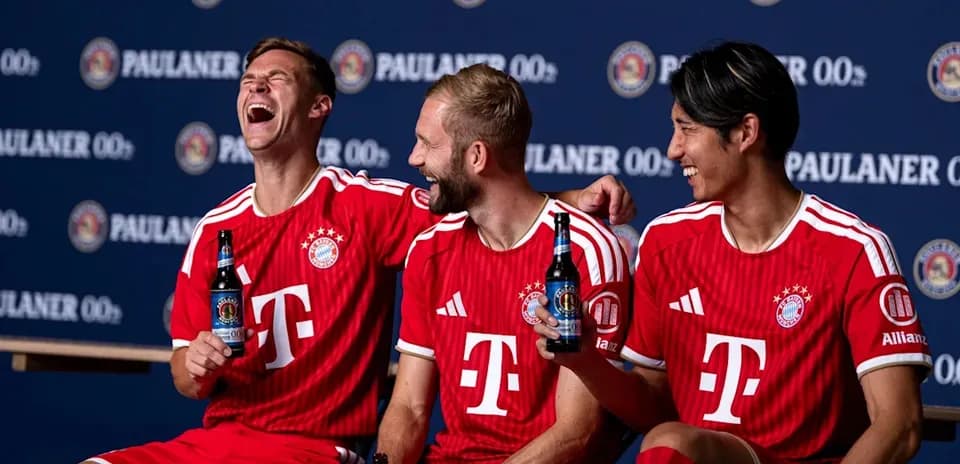 Trois joueurs de Bayern Munich posant avec des boissons