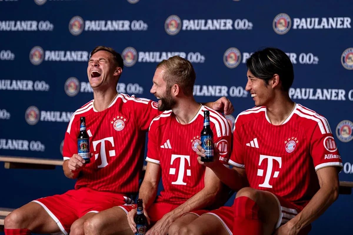 Trois joueurs de Bayern Munich posant avec des boissons