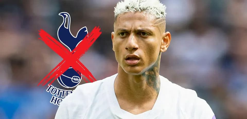 Joueur en maillot blanc avec cheveux blonds, regard sérieux