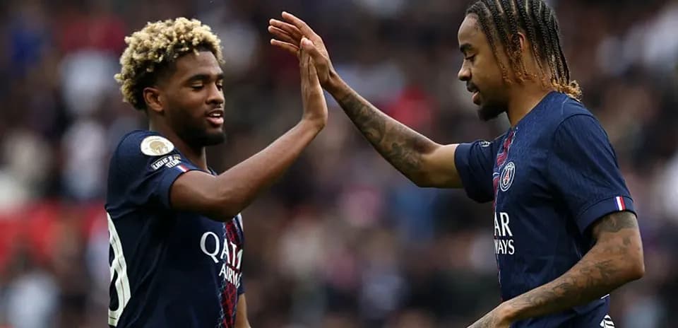 Deux joueurs du PSG se saluant sur le terrain