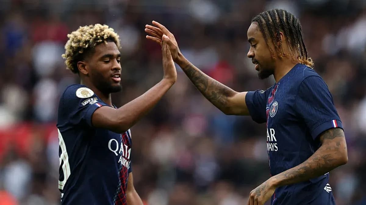 Deux joueurs du PSG se saluant sur le terrain