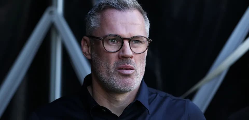 Homme avec des lunettes regardant au loin