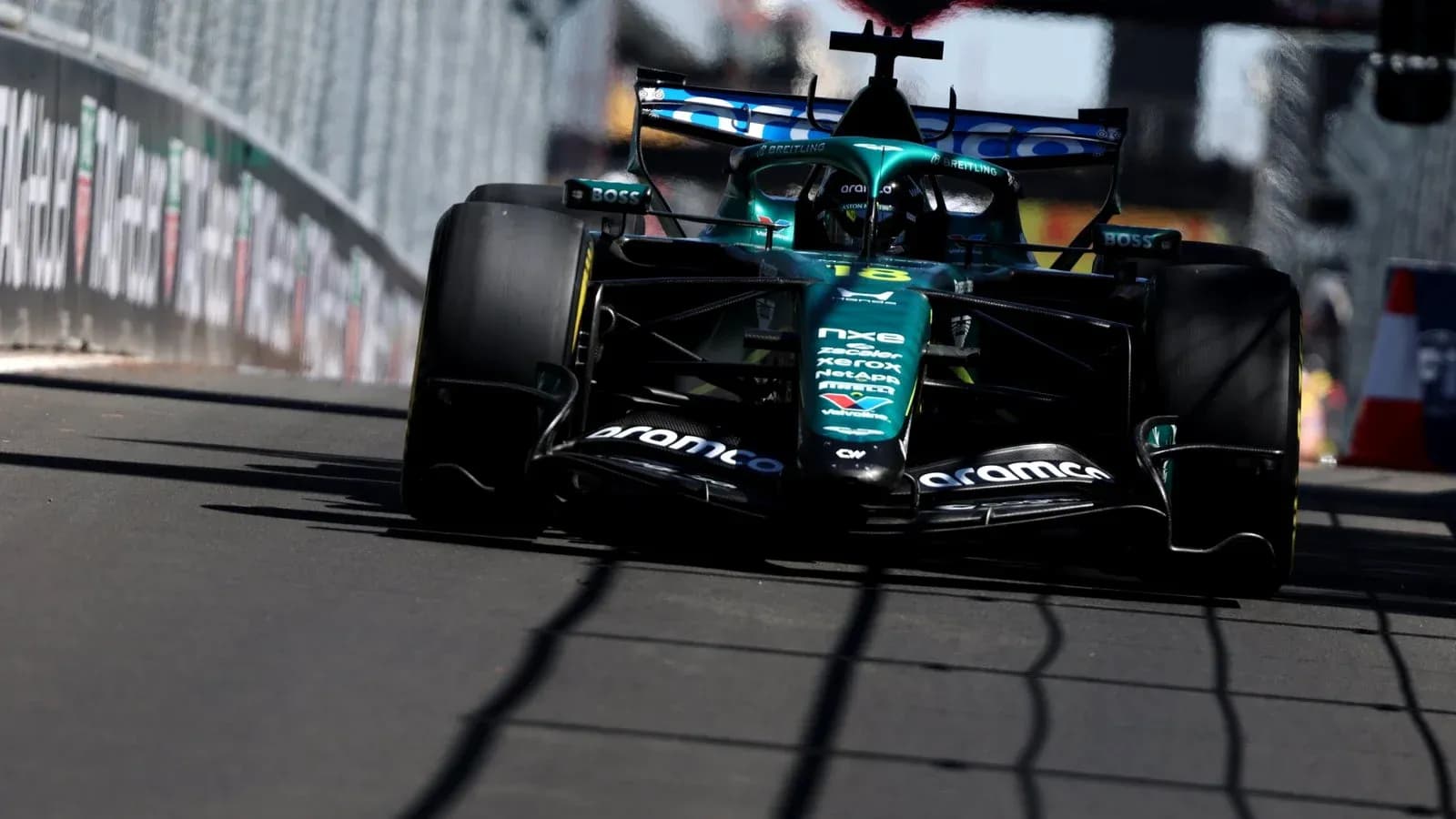 Voiture de Formule 1 en pleine course sur circuit