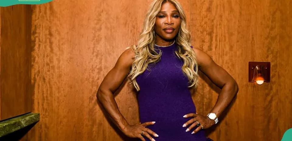 Femme musclée posant avec confiance devant un mur