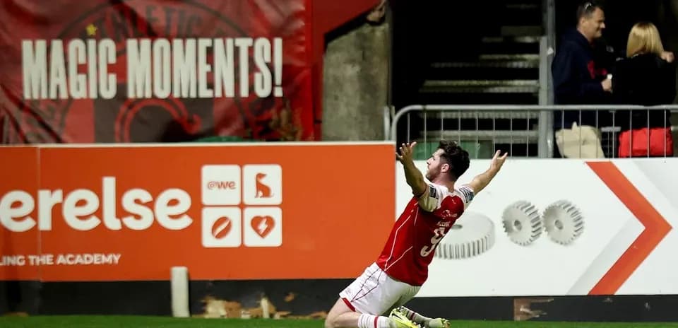Joueur célébrant un but sur le terrain