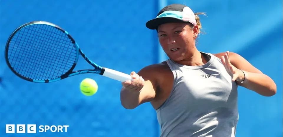 Joueuse de tennis frappant une balle sur le court