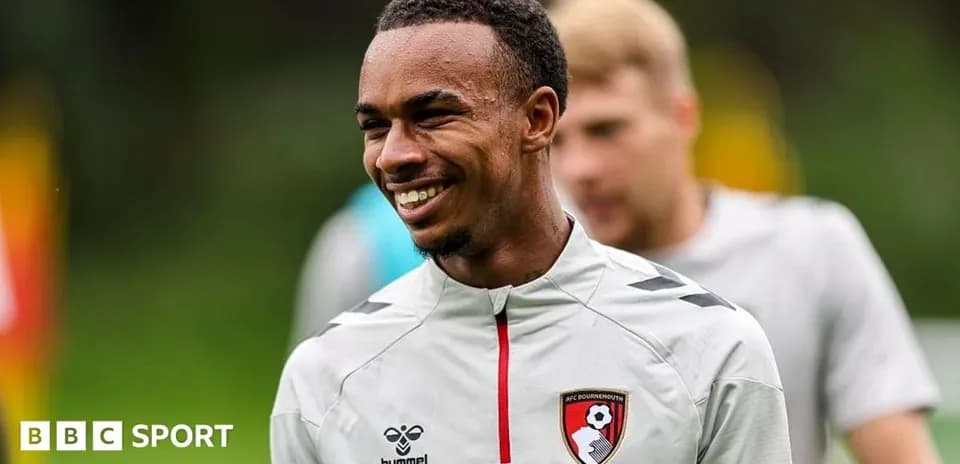 Joueur souriant pendant l'entraînement de Bournemouth