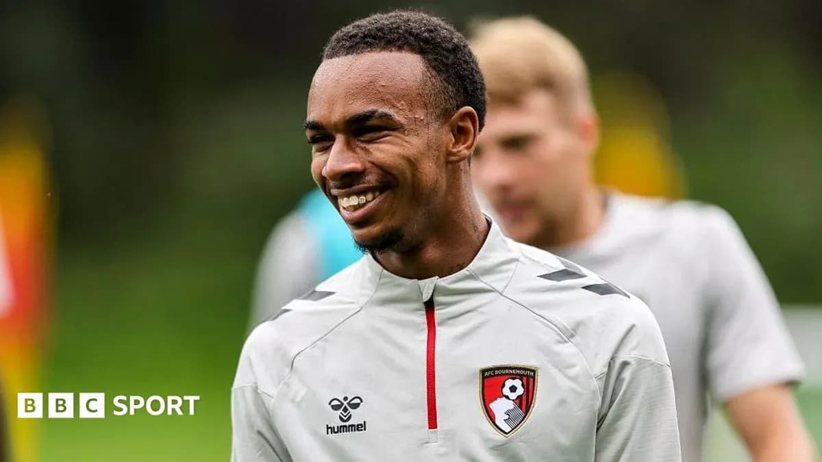 Joueur souriant pendant l'entraînement de Bournemouth