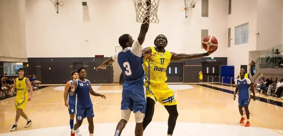 Joueur dunkant pendant un match de basketball