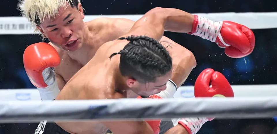 Boxeur frappant un adversaire dans le ring