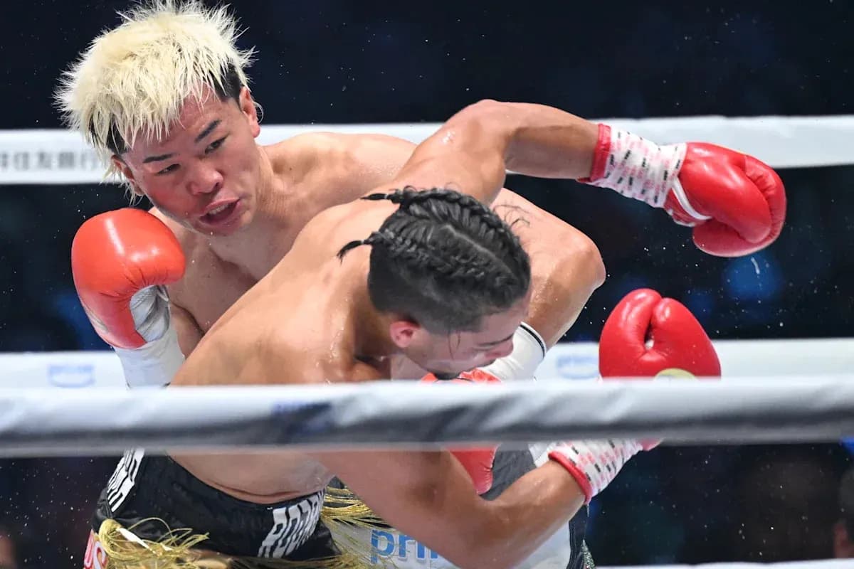 Boxeur frappant un adversaire dans le ring