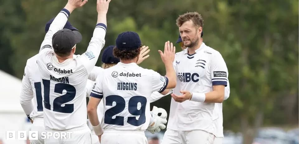 Joueurs de cricket célébrant un wicket ensemble
