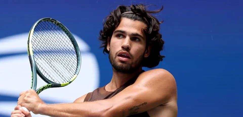 Joueur de tennis se préparant à frapper la balle