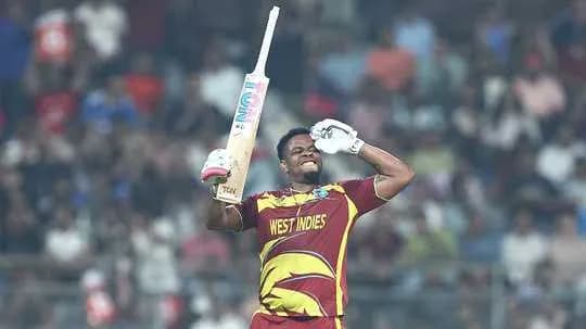 Joueur des West Indies célébrant avec sa batte