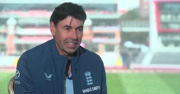 Homme en veste parlant lors d'une interview sportive
