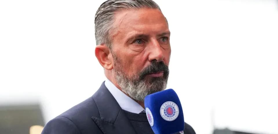 Homme parlant dans un micro lors d'une interview