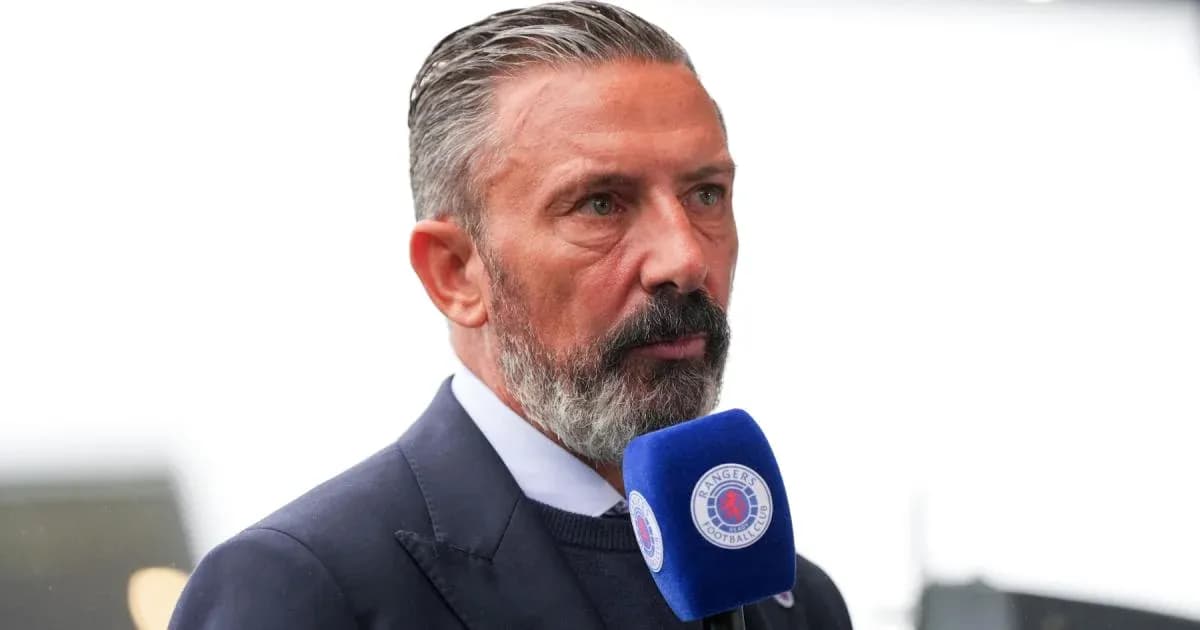 Homme parlant dans un micro lors d'une interview