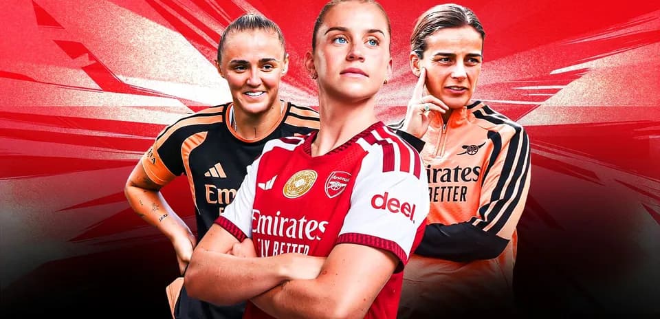 Trois joueuses d'Arsenal en maillot et uniforme