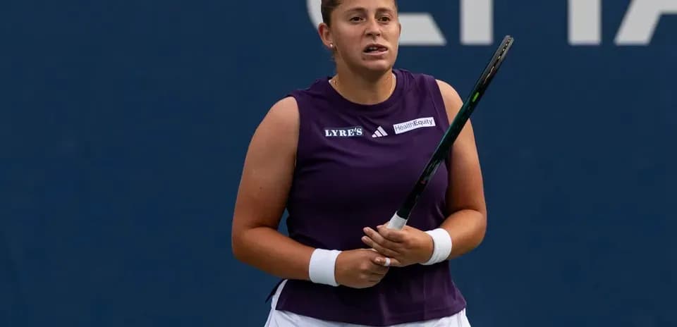Joueuse de tennis tenant sa raquette sur le court