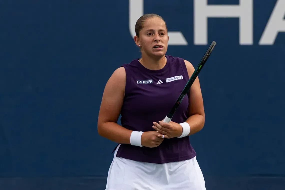Joueuse de tennis tenant sa raquette sur le court