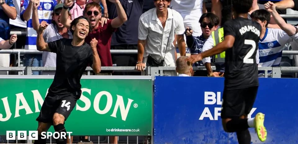 Joueur célébrant un but avec des supporters en arrière-plan