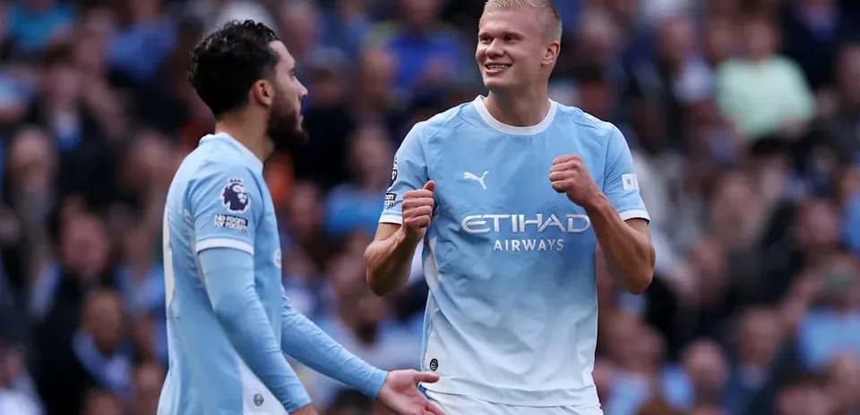 Joueurs de Manchester City célébrant un but ensemble