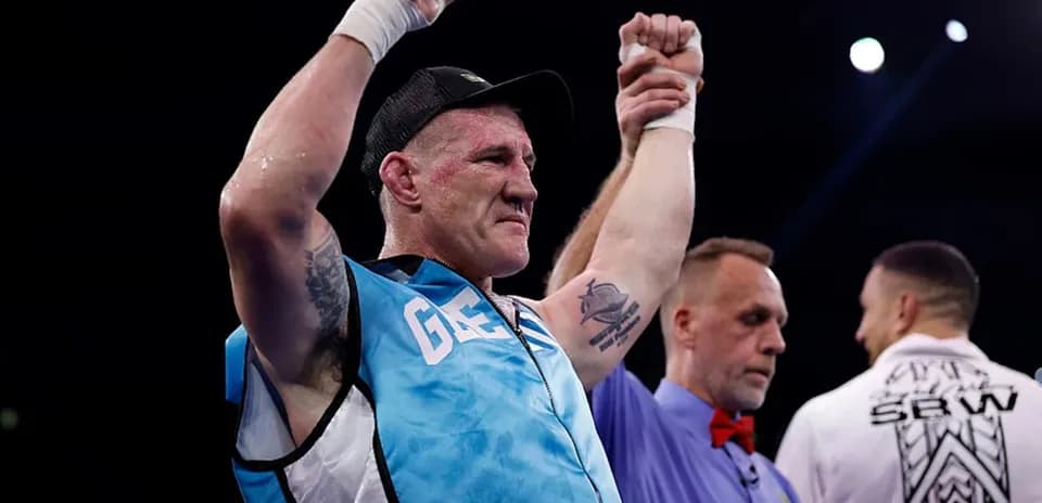 Boxeur levant les bras en signe de victoire