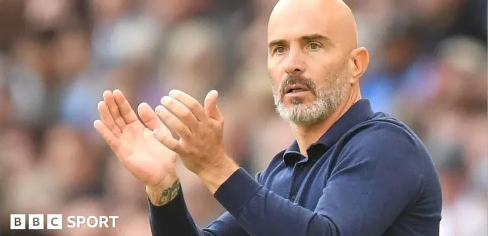 Entraîneur applaudissant sur la touche lors d'un match