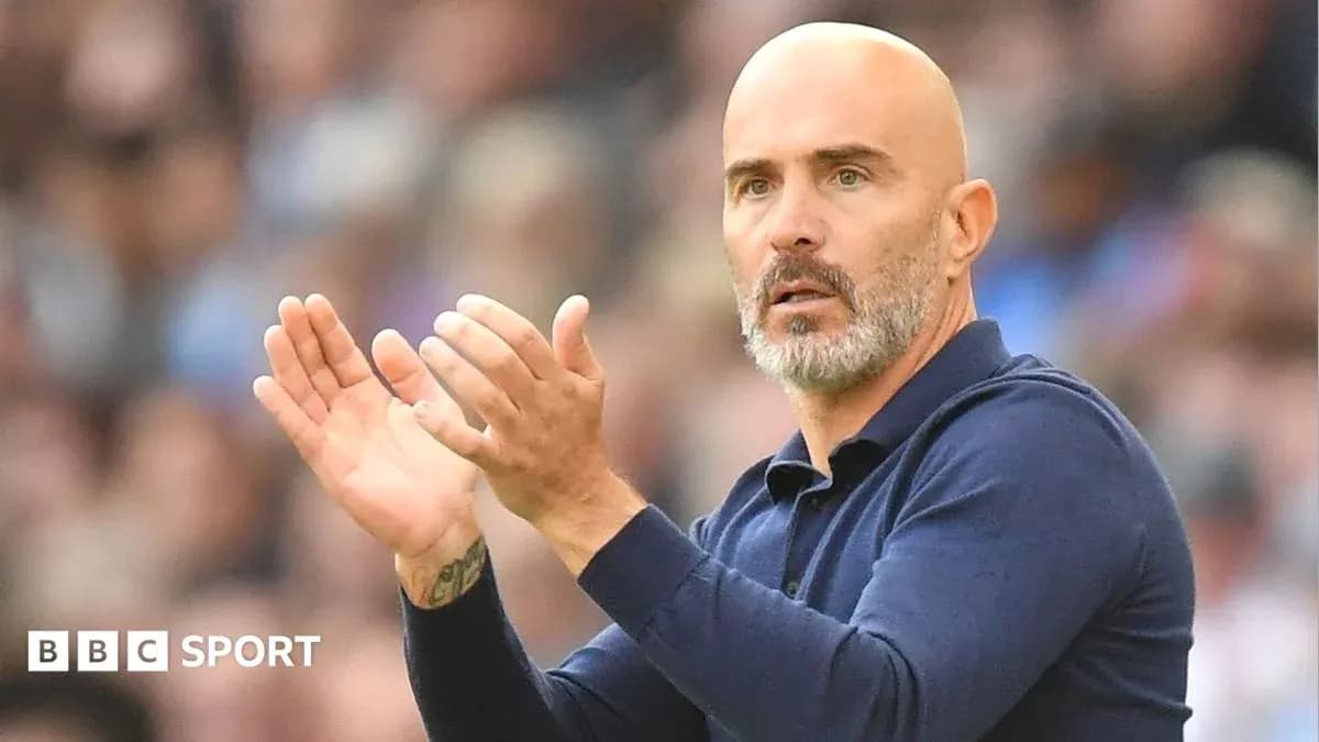 Entraîneur applaudissant sur la touche lors d'un match