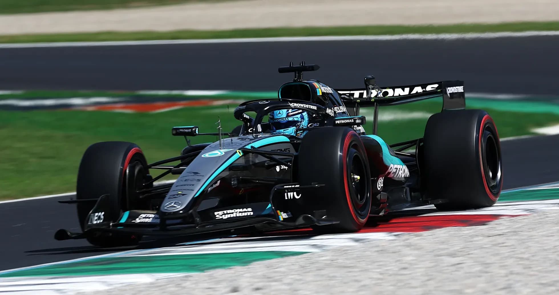 Voiture de F1 Mercedes en action sur circuit