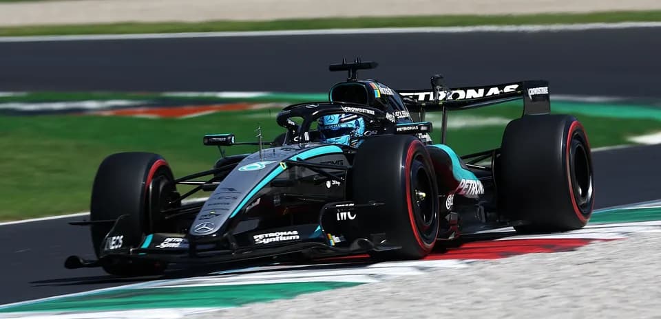 Voiture de F1 Mercedes en action sur circuit