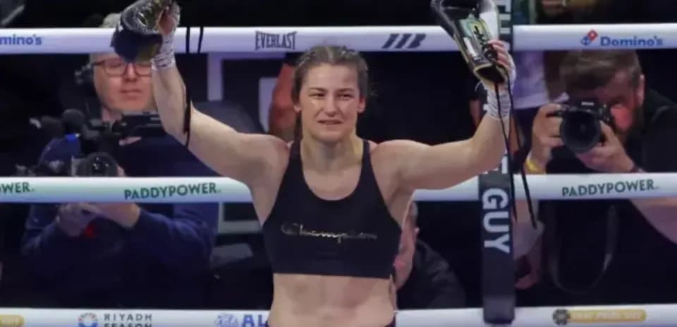 Boxeuse levant les gants après sa victoire