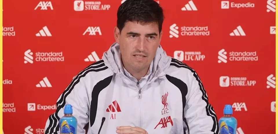 Entraîneur lors d'une conférence de presse à Liverpool