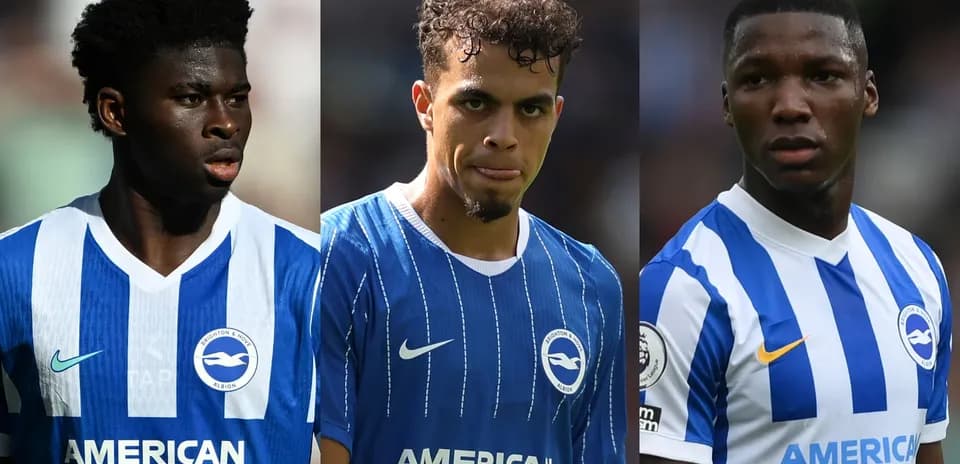 Trois joueurs de Brighton en maillots rayés bleus