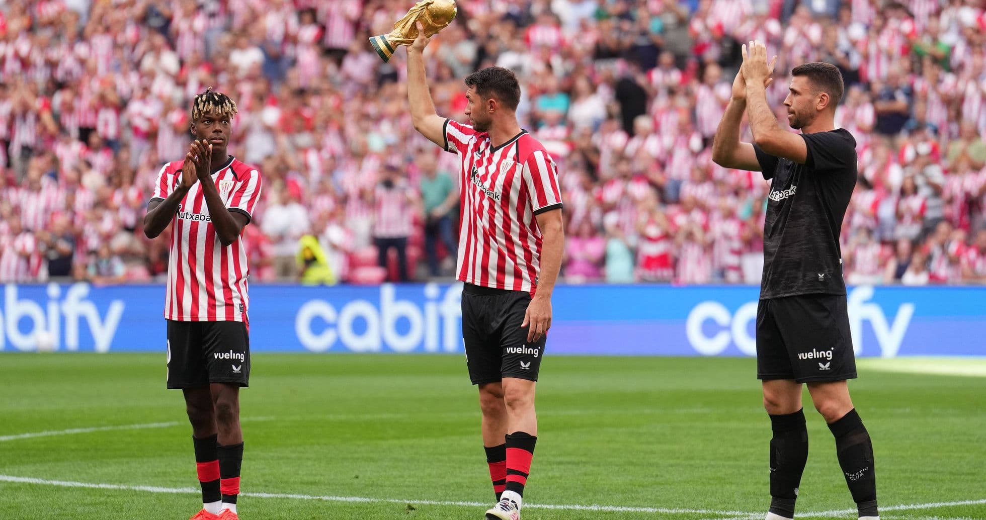 Joueurs d'Athletic Bilbao saluant le public avec trophée