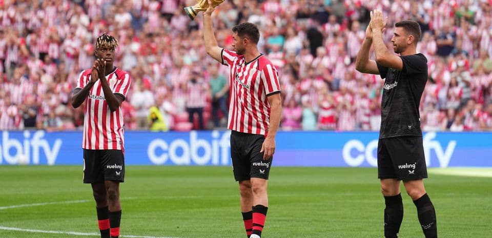 Joueurs d'Athletic Bilbao saluant le public avec trophée