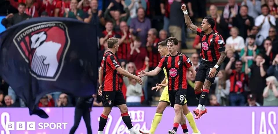 Joueurs de Bournemouth célébrant un but avec des supporters