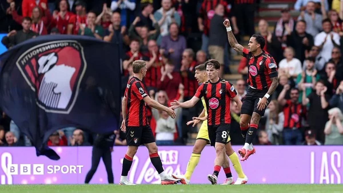 Joueurs de Bournemouth célébrant un but avec des supporters