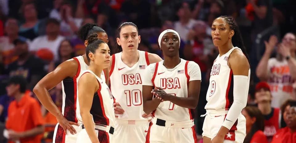 Joueuses de l'équipe USA en discussion sur le terrain