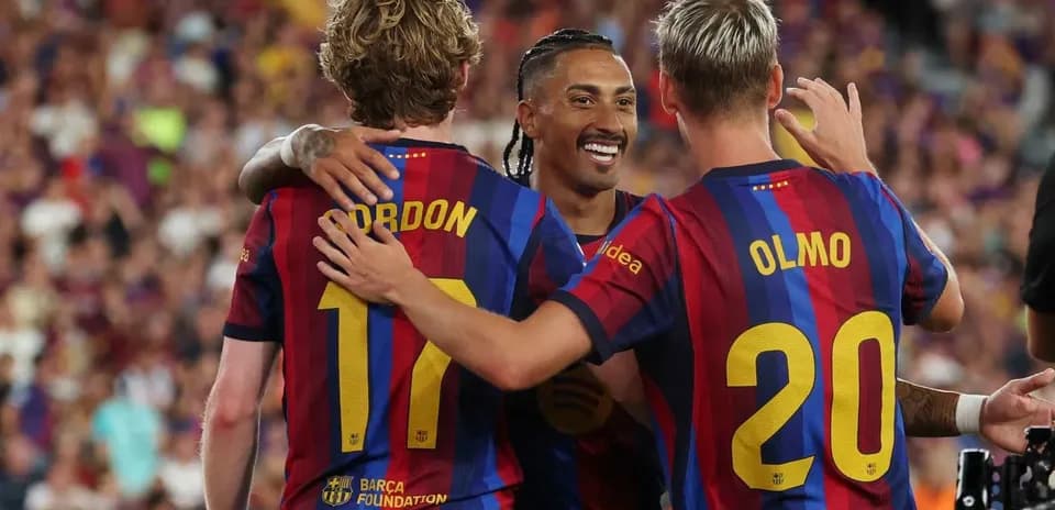 Joueurs de Barcelone célébrant un but ensemble