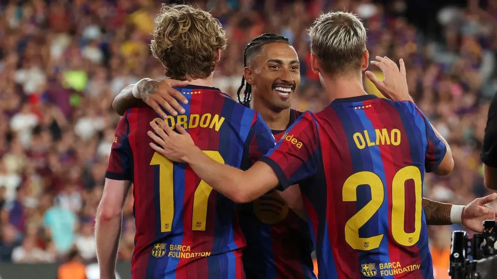 Joueurs de Barcelone célébrant un but ensemble