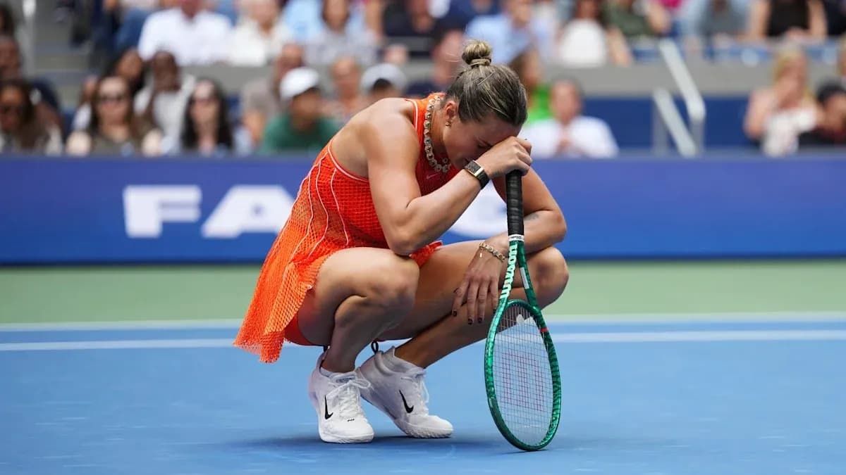 Joueuse de tennis accroupie sur le court