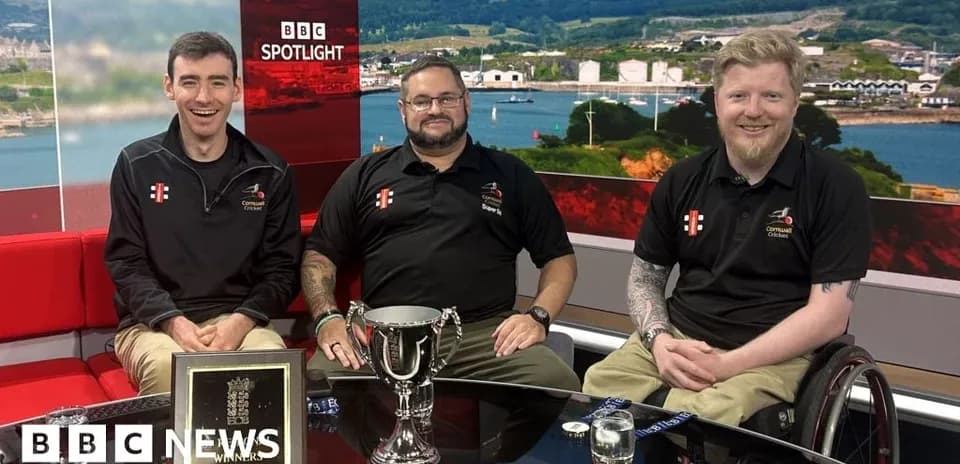 Trois joueurs de cricket posant avec un trophée