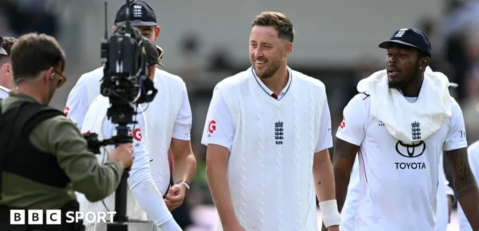 Joueurs de cricket anglais discutant après un match